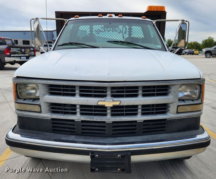 image for item MK9357 2000 Chevrolet 3500HD  flatbed pickup truck