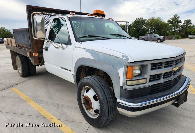 image for item MK9357 2000 Chevrolet 3500HD  flatbed pickup truck