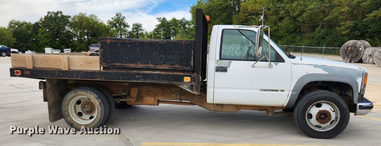 image for item MK9357 2000 Chevrolet 3500HD  flatbed pickup truck