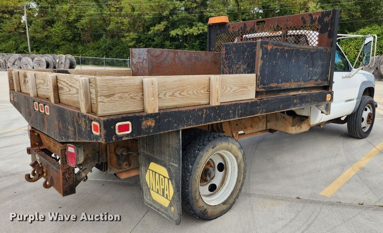 image for item MK9357 2000 Chevrolet 3500HD  flatbed pickup truck