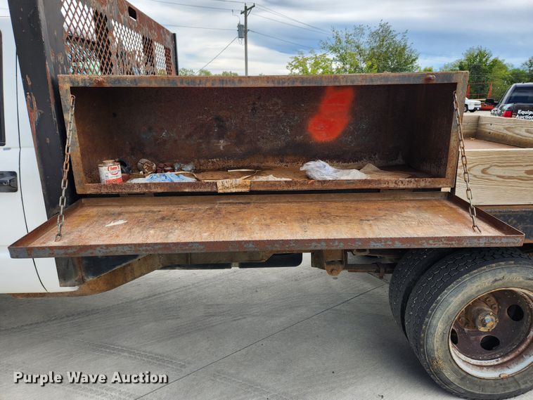 image for item MK9357 2000 Chevrolet 3500HD  flatbed pickup truck