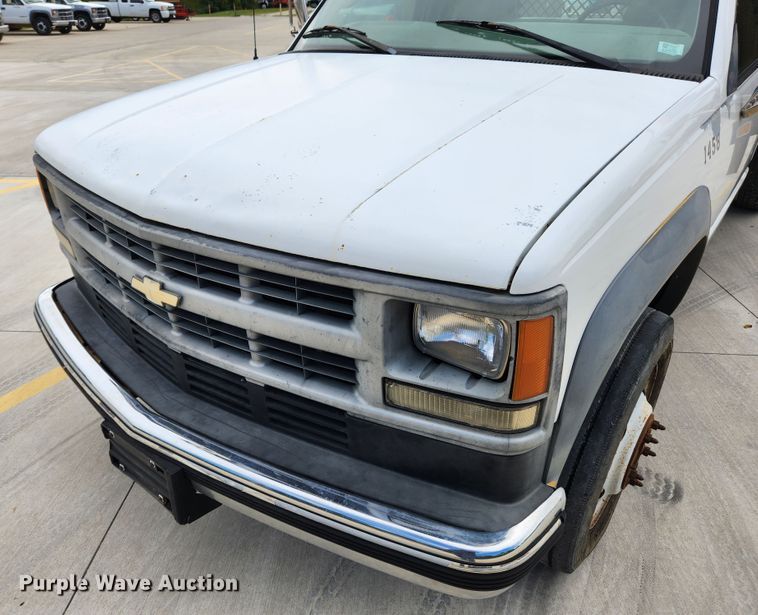 image for item MK9357 2000 Chevrolet 3500HD  flatbed pickup truck