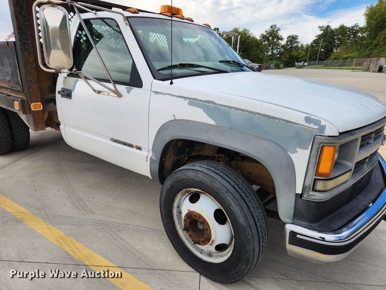 image for item MK9357 2000 Chevrolet 3500HD  flatbed pickup truck