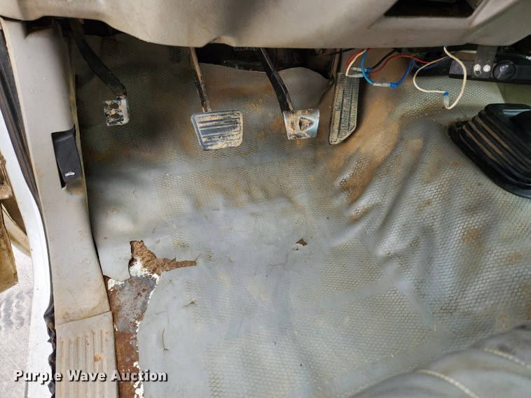 image for item MK9357 2000 Chevrolet 3500HD  flatbed pickup truck