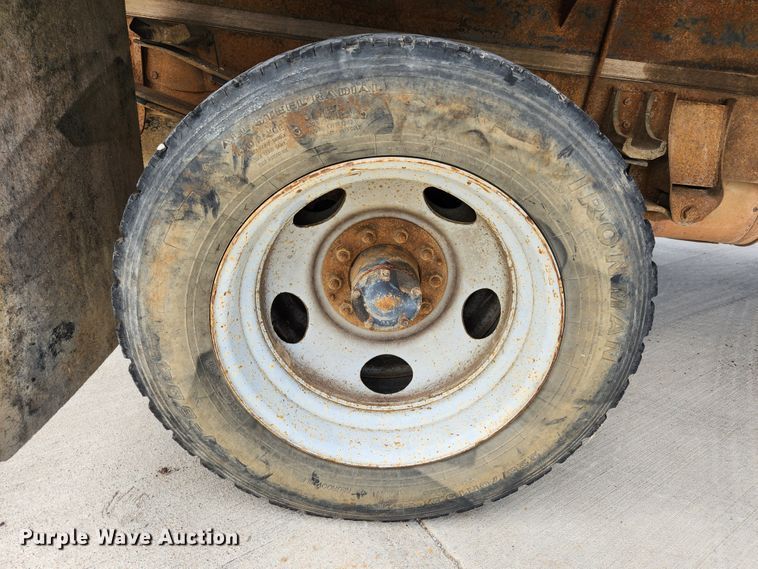 image for item MK9357 2000 Chevrolet 3500HD  flatbed pickup truck