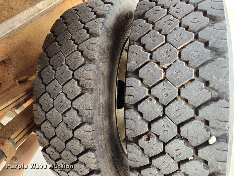 image for item MK9357 2000 Chevrolet 3500HD  flatbed pickup truck