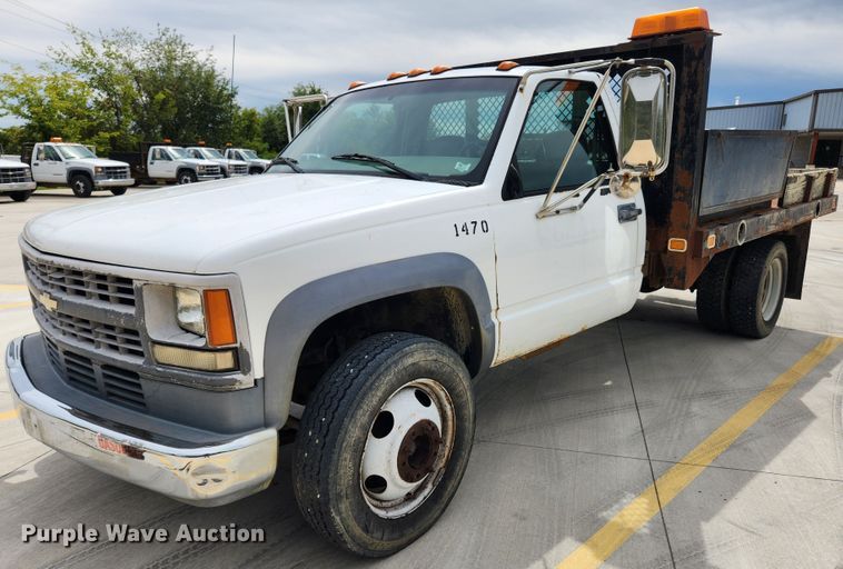 image for item MK9358 2000 Chevrolet 3500HD  flatbed pickup truck