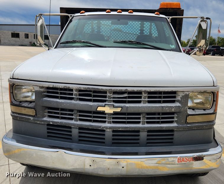 image for item MK9358 2000 Chevrolet 3500HD  flatbed pickup truck