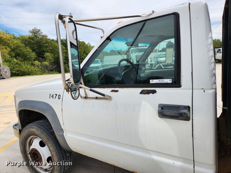 image for item MK9358 2000 Chevrolet 3500HD  flatbed pickup truck