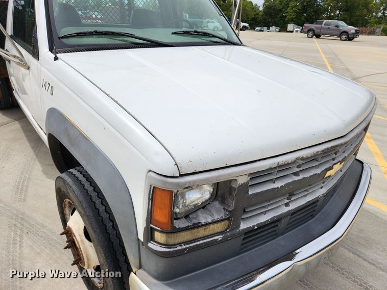 image for item MK9358 2000 Chevrolet 3500HD  flatbed pickup truck