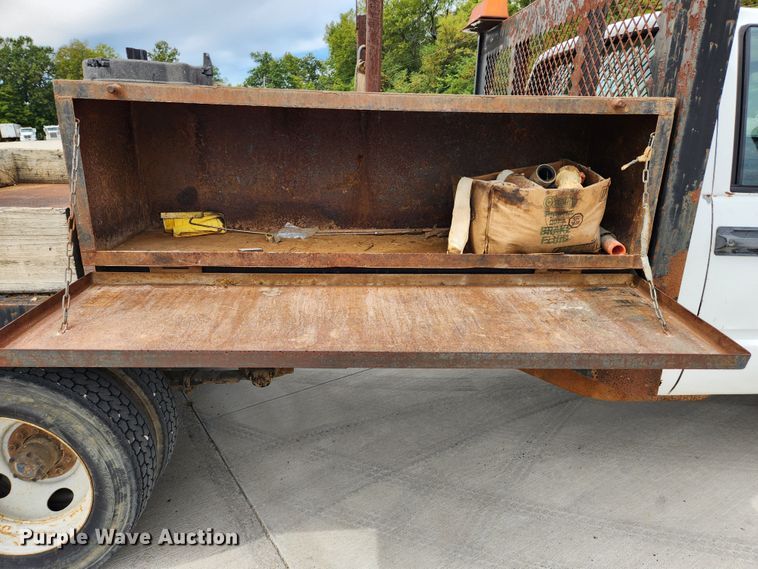 image for item MK9358 2000 Chevrolet 3500HD  flatbed pickup truck