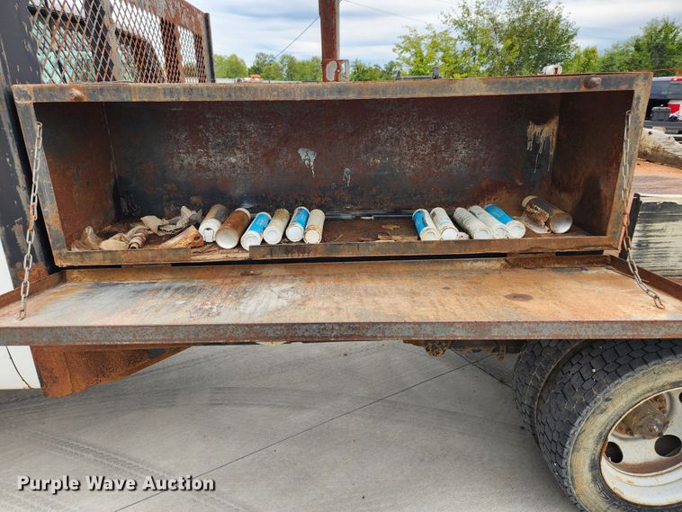 image for item MK9358 2000 Chevrolet 3500HD  flatbed pickup truck