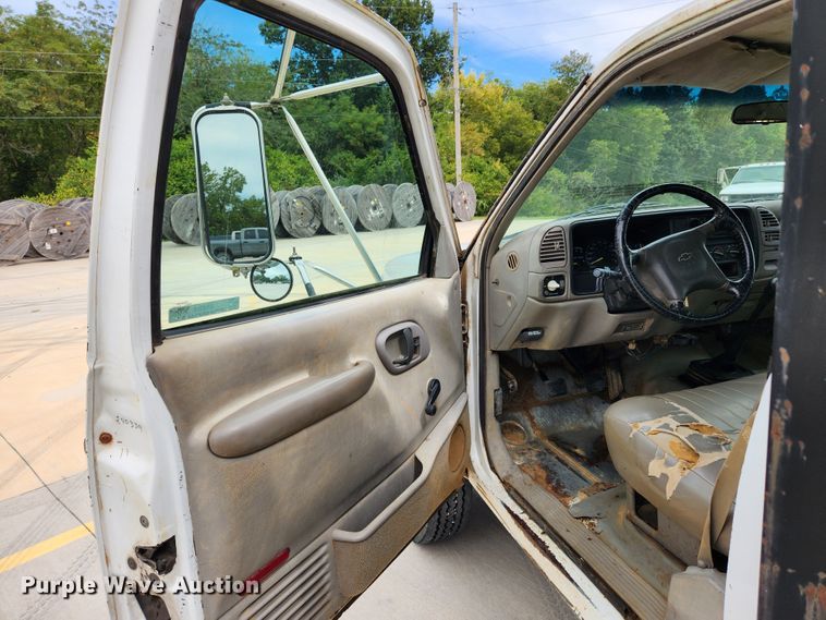 image for item MK9358 2000 Chevrolet 3500HD  flatbed pickup truck