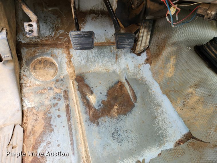 image for item MK9358 2000 Chevrolet 3500HD  flatbed pickup truck