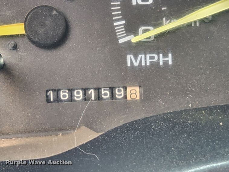 image for item MK9358 2000 Chevrolet 3500HD  flatbed pickup truck