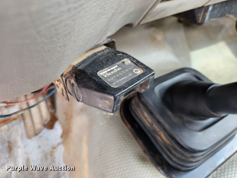 image for item MK9358 2000 Chevrolet 3500HD  flatbed pickup truck