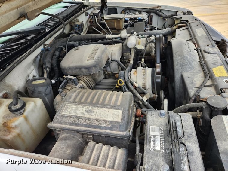 image for item MK9358 2000 Chevrolet 3500HD  flatbed pickup truck