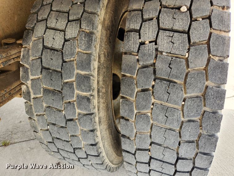 image for item MK9358 2000 Chevrolet 3500HD  flatbed pickup truck