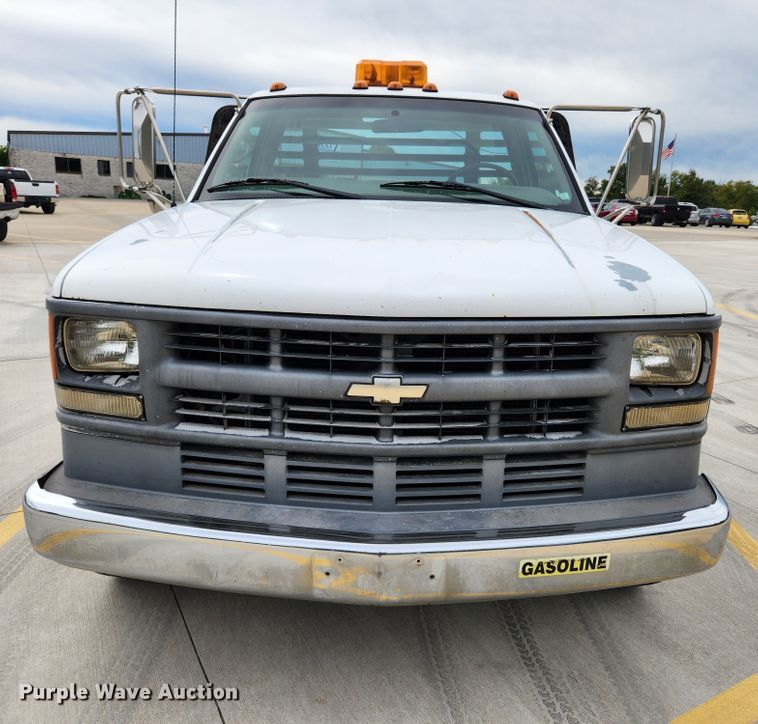 image for item MK9359 2000 Chevrolet 3500HD  flatbed pickup truck