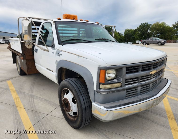 image for item MK9359 2000 Chevrolet 3500HD  flatbed pickup truck