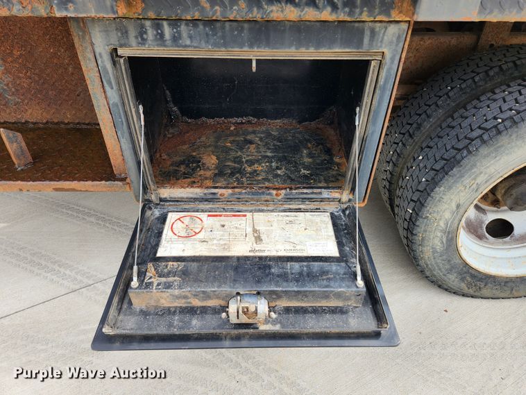 image for item MK9359 2000 Chevrolet 3500HD  flatbed pickup truck