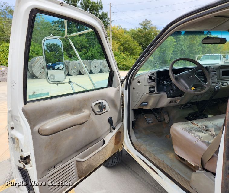 image for item MK9359 2000 Chevrolet 3500HD  flatbed pickup truck