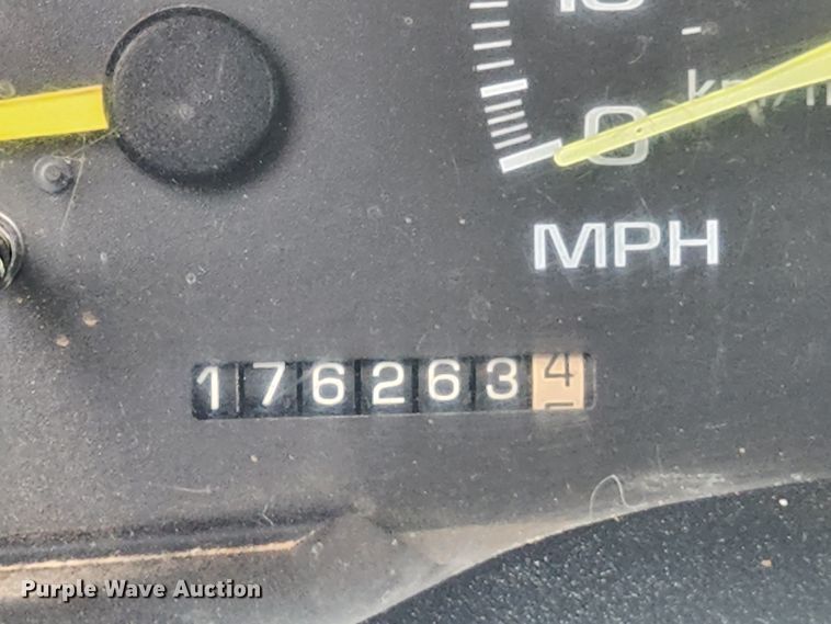 image for item MK9359 2000 Chevrolet 3500HD  flatbed pickup truck