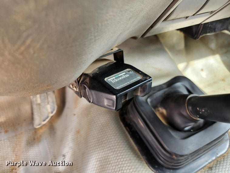 image for item MK9359 2000 Chevrolet 3500HD  flatbed pickup truck