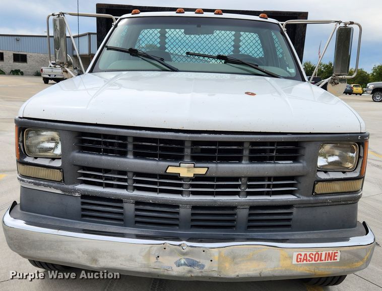 image for item MK9360 2000 Chevrolet 3500HD  flatbed pickup truck