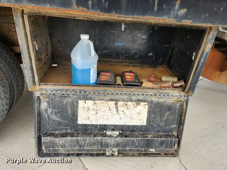 image for item MK9360 2000 Chevrolet 3500HD  flatbed pickup truck