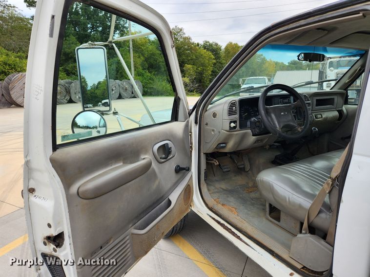 image for item MK9360 2000 Chevrolet 3500HD  flatbed pickup truck