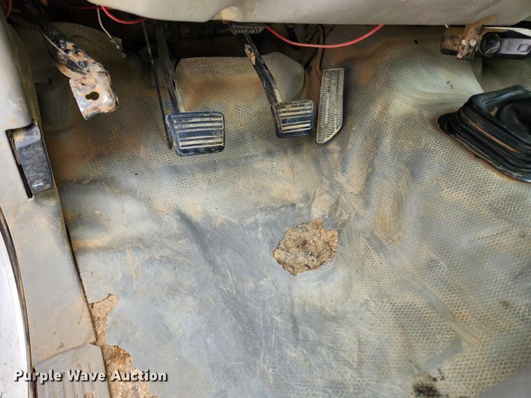 image for item MK9360 2000 Chevrolet 3500HD  flatbed pickup truck