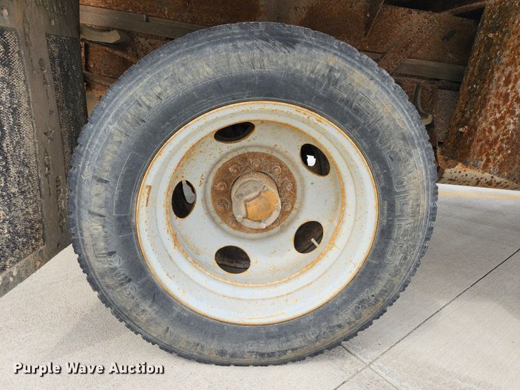 image for item MK9360 2000 Chevrolet 3500HD  flatbed pickup truck