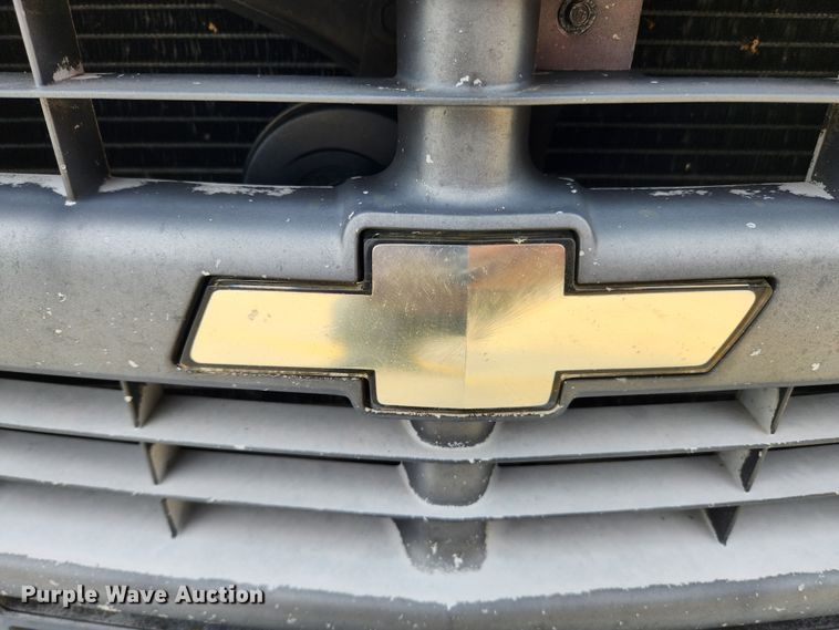 image for item MK9360 2000 Chevrolet 3500HD  flatbed pickup truck