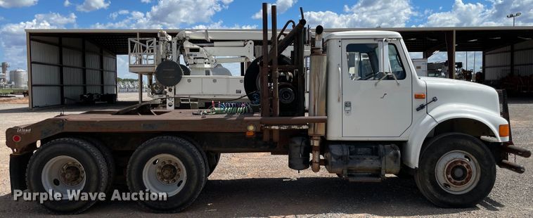 image for item MR9367 1992 International 4900  winch truck