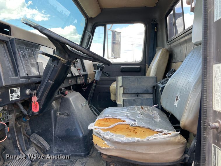 image for item MR9367 1992 International 4900  winch truck