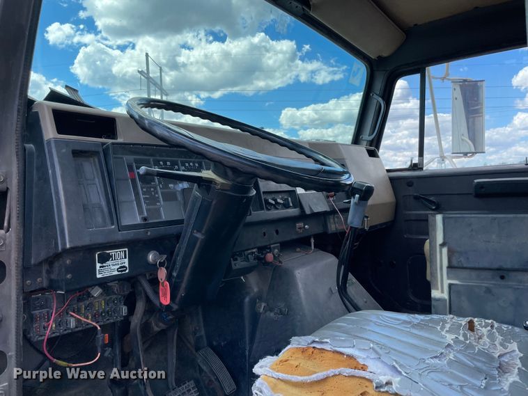 image for item MR9367 1992 International 4900  winch truck