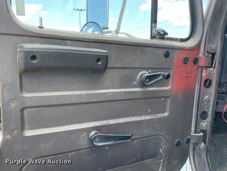 image for item MR9367 1992 International 4900  winch truck