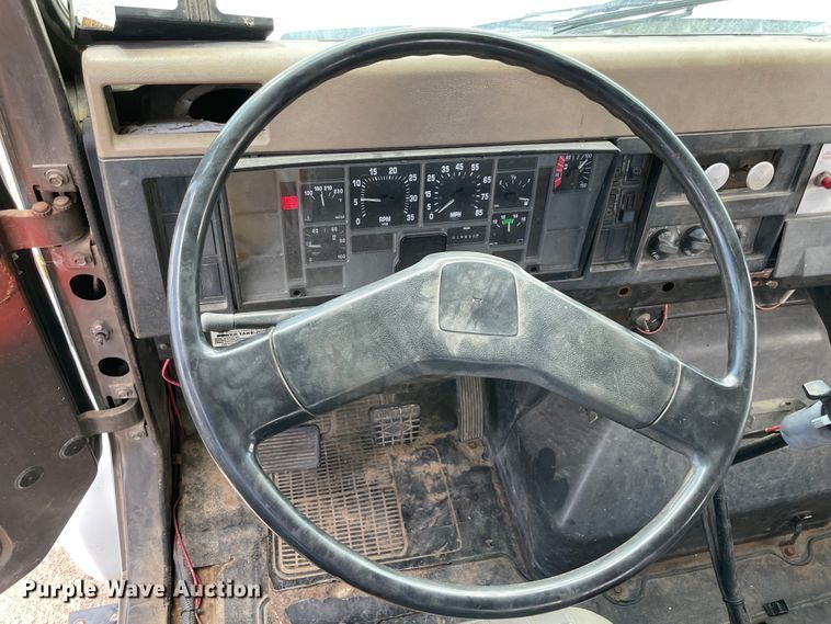 image for item MR9367 1992 International 4900  winch truck