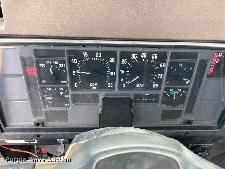 image for item MR9367 1992 International 4900  winch truck