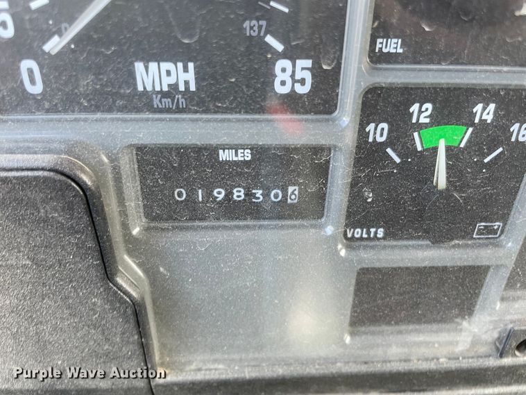 image for item MR9367 1992 International 4900  winch truck