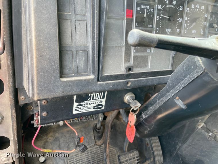 image for item MR9367 1992 International 4900  winch truck