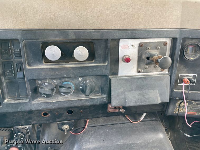 image for item MR9367 1992 International 4900  winch truck