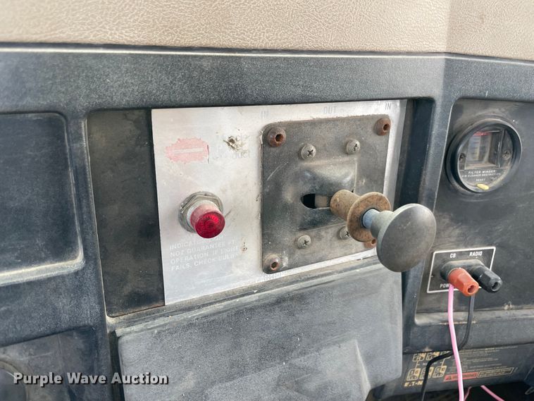 image for item MR9367 1992 International 4900  winch truck