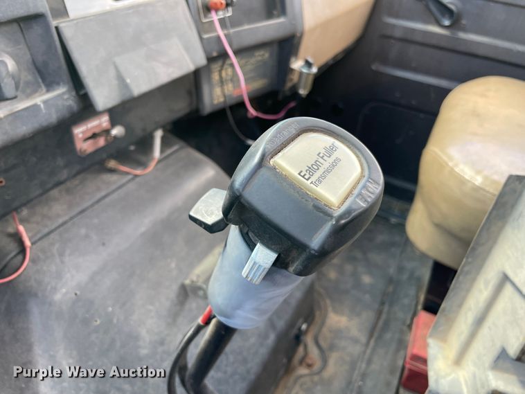 image for item MR9367 1992 International 4900  winch truck