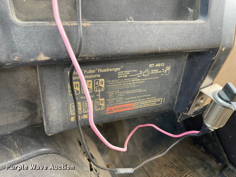 image for item MR9367 1992 International 4900  winch truck