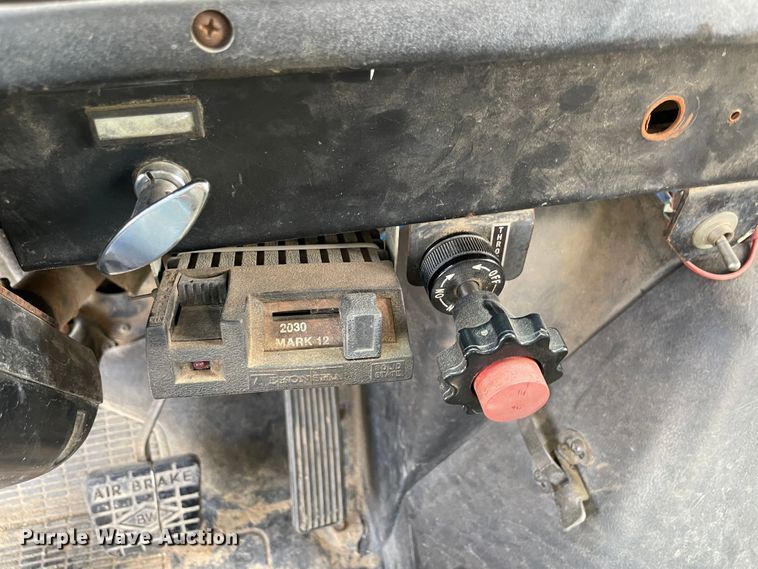 image for item MR9367 1992 International 4900  winch truck