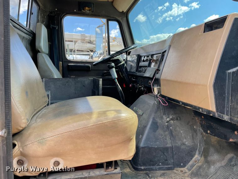 image for item MR9367 1992 International 4900  winch truck