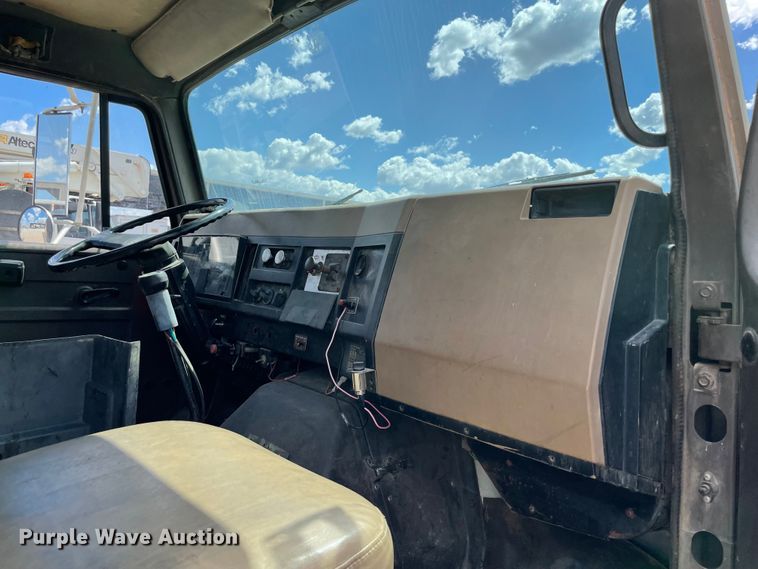 image for item MR9367 1992 International 4900  winch truck