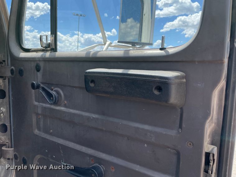 image for item MR9367 1992 International 4900  winch truck